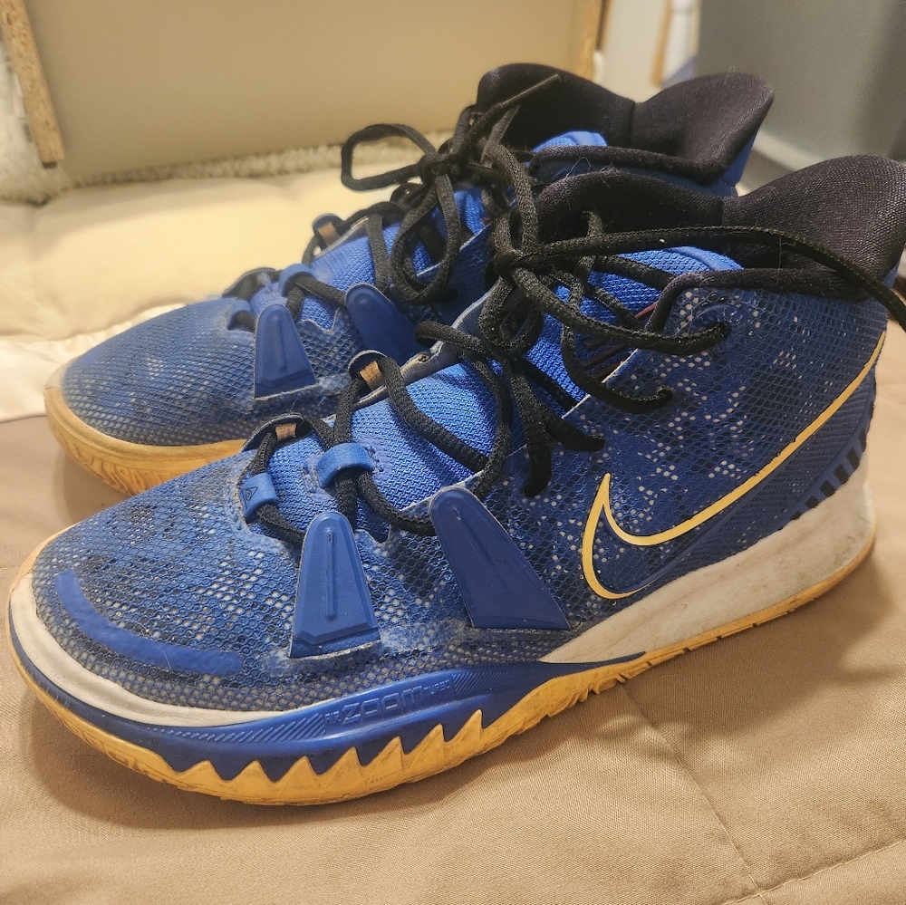 Nike Kyrie size 8 Men